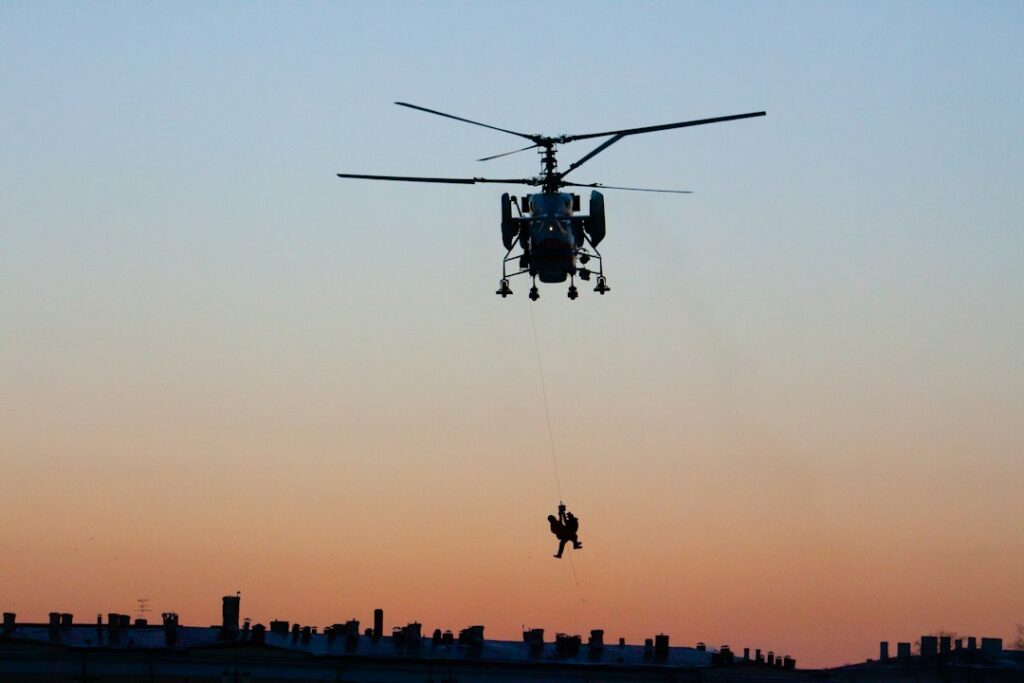 Personal de rescate participa en un simulacro de emergencia con apoyo de helicóptero en la costa de Perú
