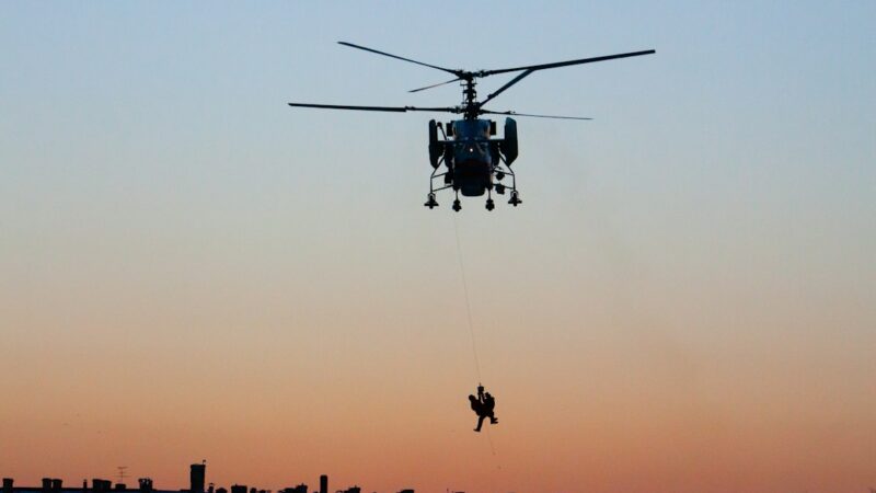 Personal de rescate participa en un simulacro de emergencia con apoyo de helicóptero en la costa de Perú