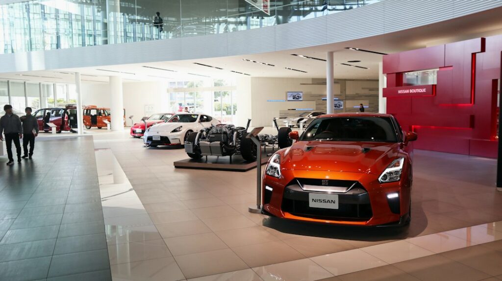 Sala de exhibición de un concesionario de automóviles con vehículos nuevos a la venta
