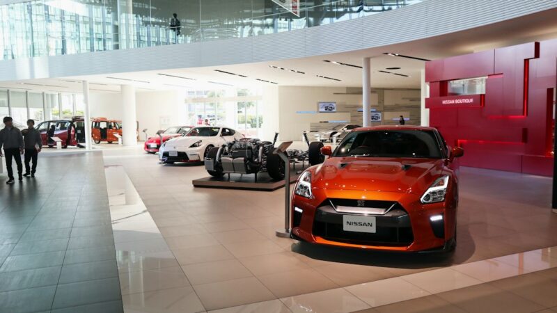Sala de exhibición de un concesionario de automóviles con vehículos nuevos a la venta