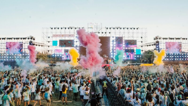 Público frente al escenario de un festival de música, espacio donde las marcas realizan sus activaciones