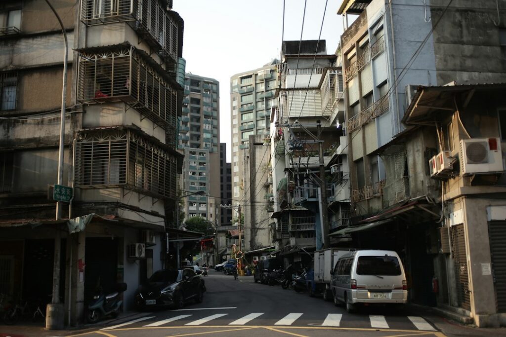 Edificios y calles con daños visibles tras un terremoto, imagen referencial de la emergencia
