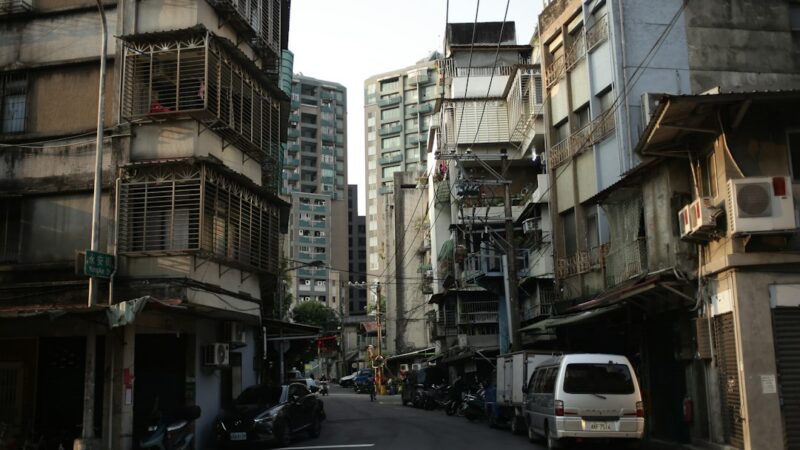 Edificios y calles con daños visibles tras un terremoto, imagen referencial de la emergencia