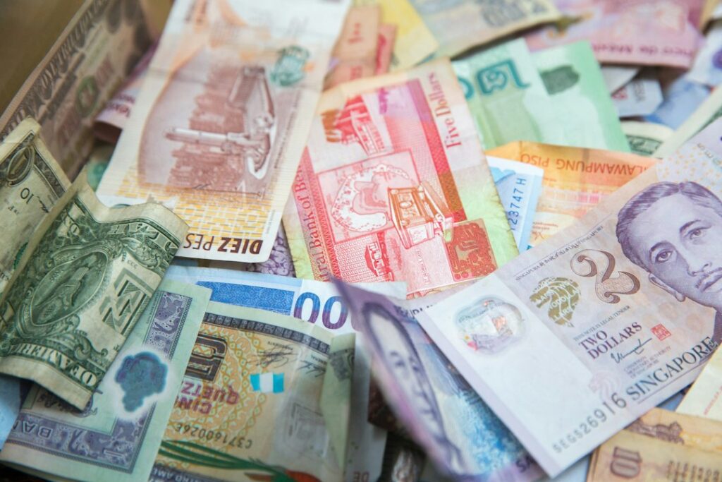 Billetes de dólar estadounidense, moneda de referencia en el mercado cambiario argentino
