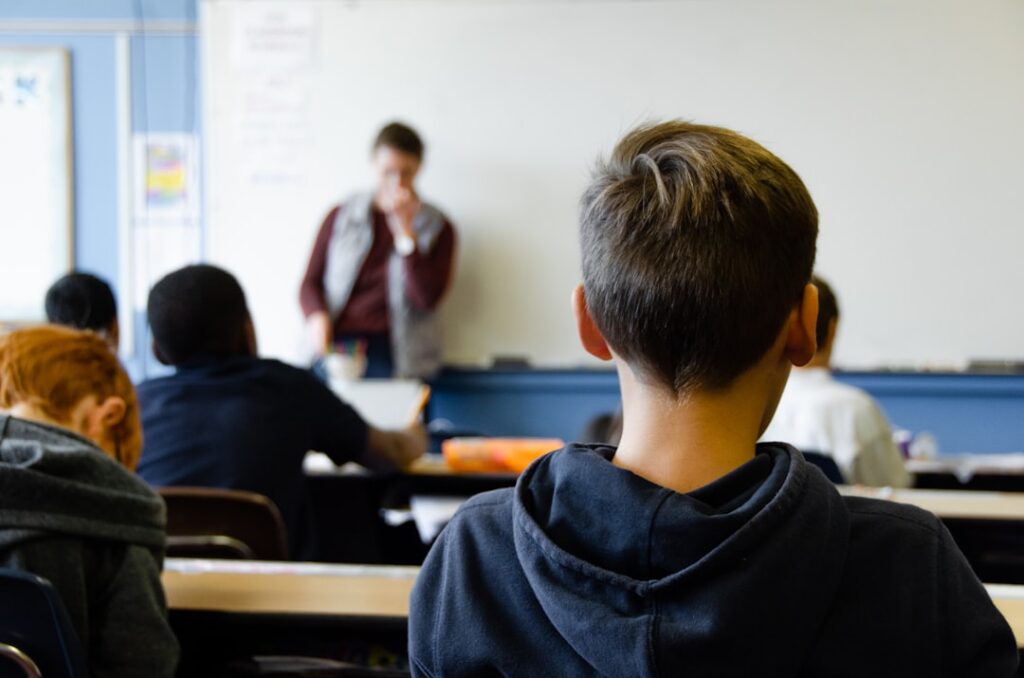 Estudiantes en un aula de una institución educativa pública, población objetivo del programa PROMCE en Santa Fe de Antioquia