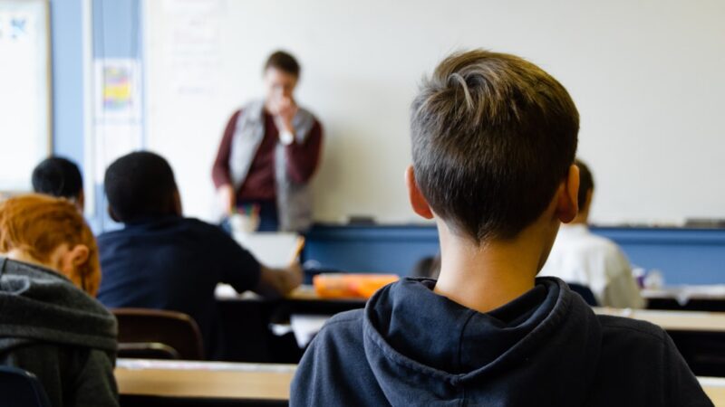 Estudiantes en un aula de una institución educativa pública, población objetivo del programa PROMCE en Santa Fe de Antioquia