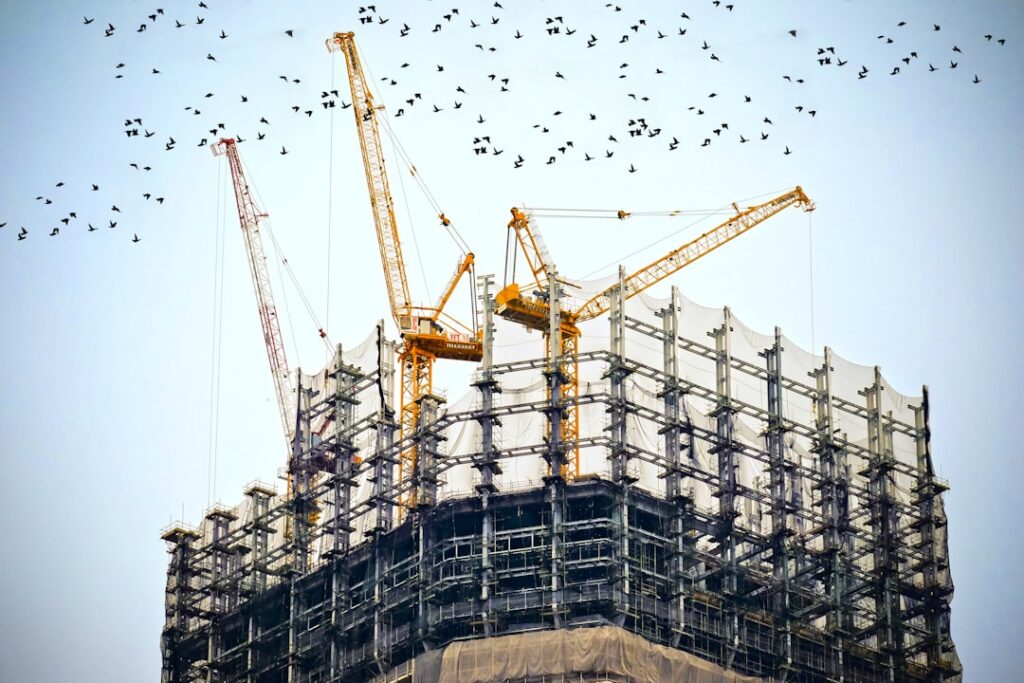 Trabajos de reconstrucción de infraestructura en zonas afectadas por el terremoto en Colombia