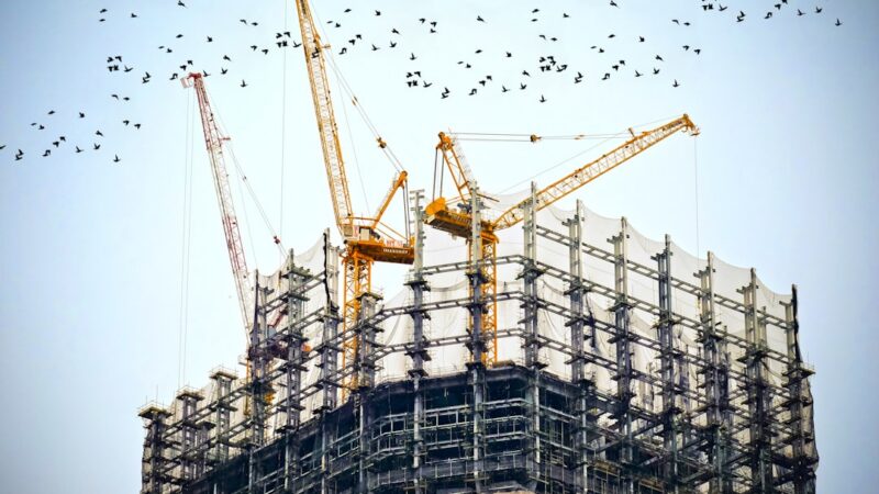 Trabajos de reconstrucción de infraestructura en zonas afectadas por el terremoto en Colombia