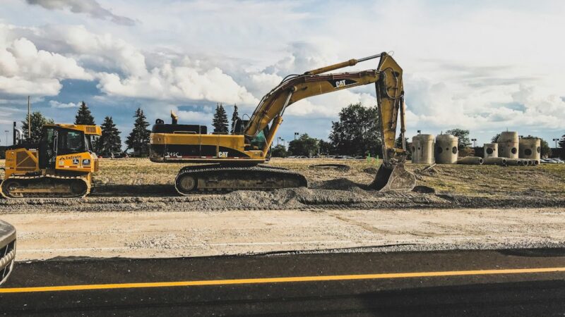 Maquinaria pesada trabajando en la reparación de una vía