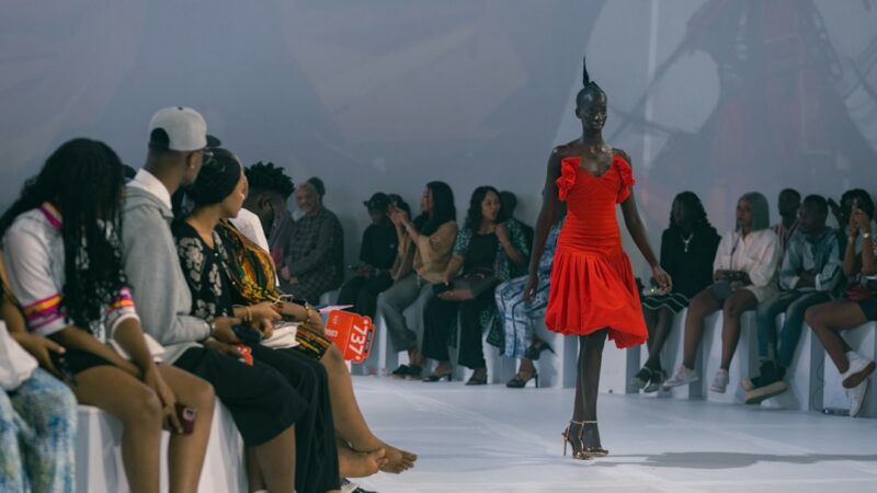 Modelos caminando por una pasarela durante un desfile de moda