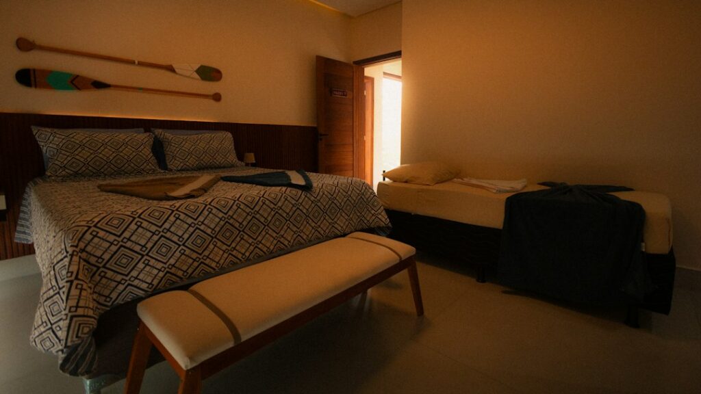 Habitación de motel iluminada al atardecer, escenario similar al del hallazgo del actor en Campo Grande