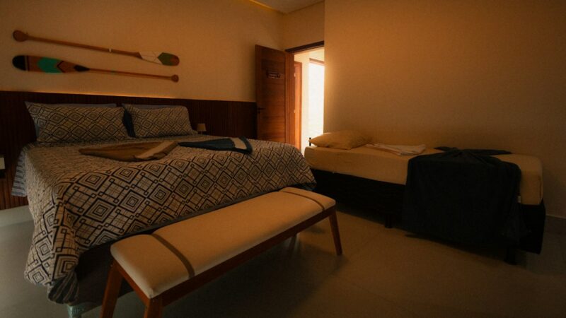 Habitación de motel iluminada al atardecer, escenario similar al del hallazgo del actor en Campo Grande