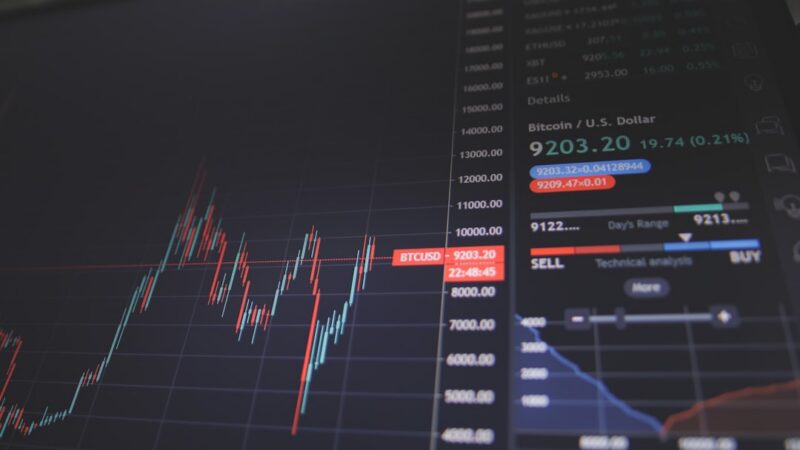 Gráficas financieras en pantalla que representan el crecimiento de la economía colombiana