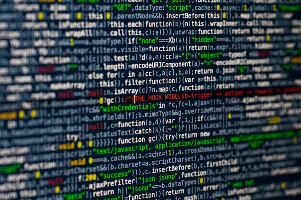 Escena de trabajo en ciberseguridad, con pantallas de monitoreo y análisis de datos frente a posibles amenazas digitales