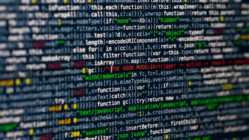 Escena de trabajo en ciberseguridad, con pantallas de monitoreo y análisis de datos frente a posibles amenazas digitales