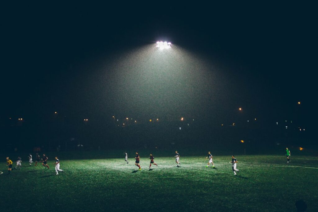 Estadio de fútbol durante un partido nocturno, en el marco de la Copa Sudamericana