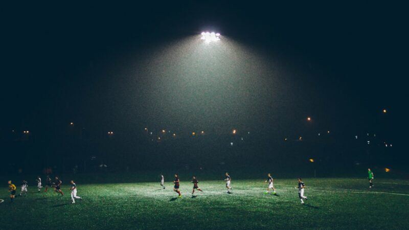 Estadio de fútbol durante un partido nocturno, en el marco de la Copa Sudamericana