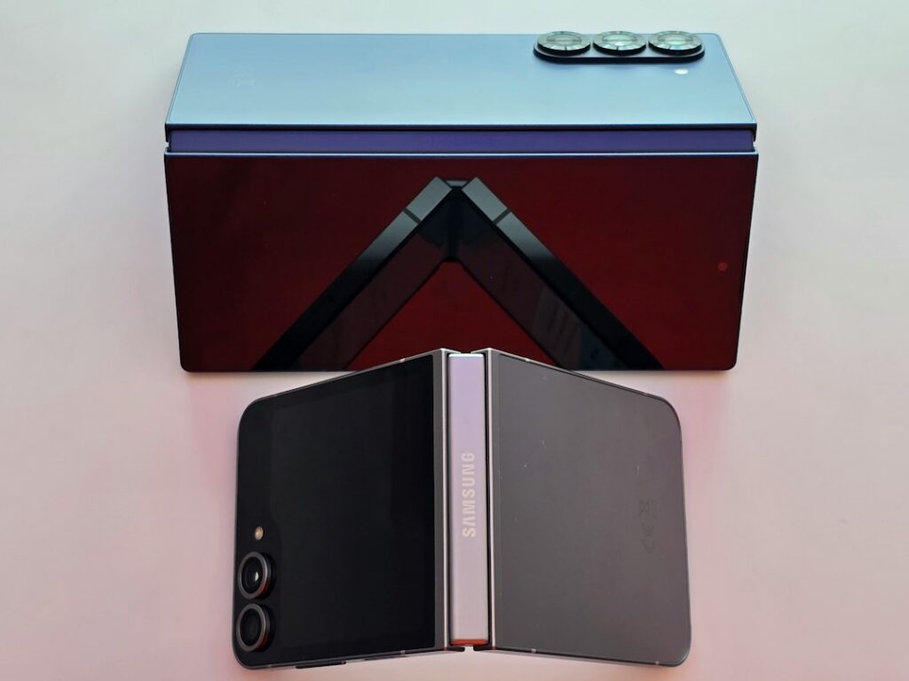 Teléfono inteligente plegable abierto mostrando su pantalla interior de gran tamaño