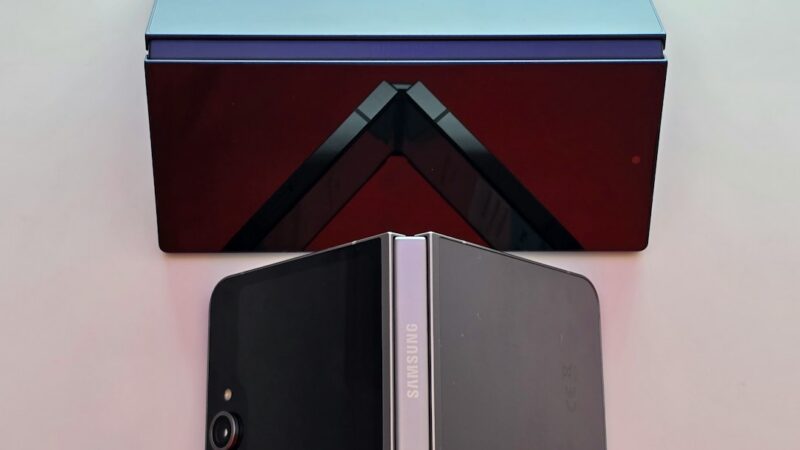 Teléfono inteligente plegable abierto mostrando su pantalla interior de gran tamaño