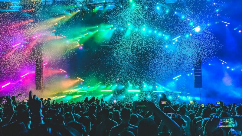 Shakira durante un concierto de su gira Las Mujeres Ya No Lloran World Tour ante una multitud en Madrid