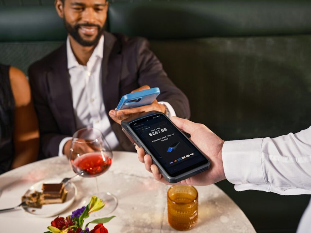 Persona usando una aplicación de comida a domicilio en un celular, en referencia a DiDi Food en Colombia