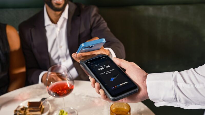 Persona usando una aplicación de comida a domicilio en un celular, en referencia a DiDi Food en Colombia