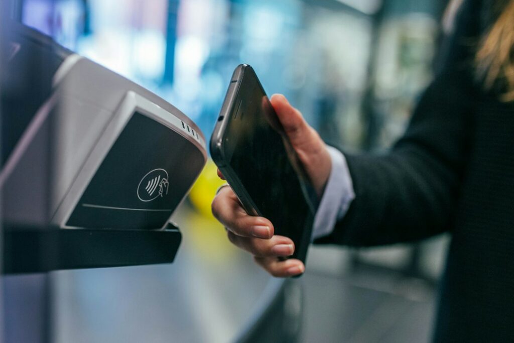 Persona realizando un pago digital con su celular en una aplicación bancaria