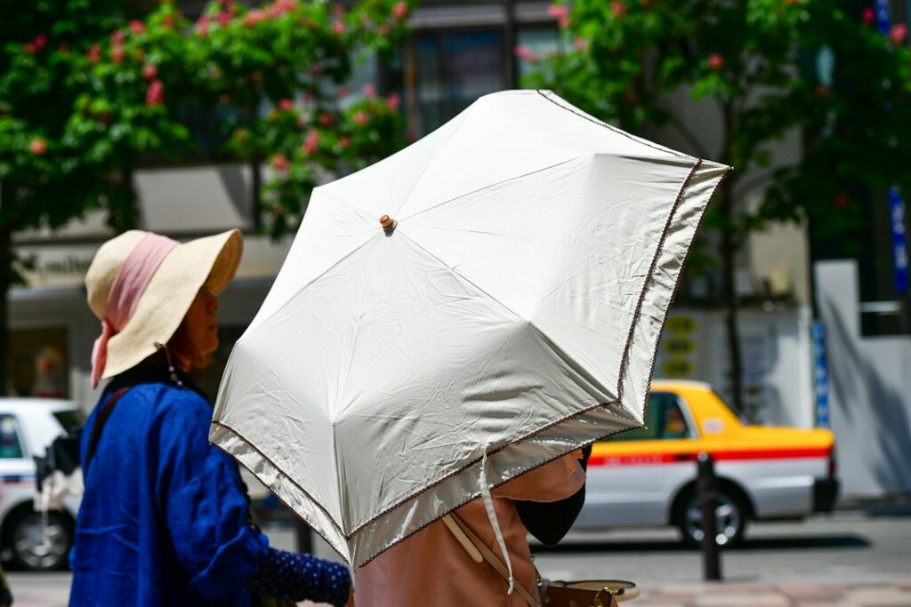 Ciudad soleada con cielo despejado durante una ola de calor en el Caribe colombiano