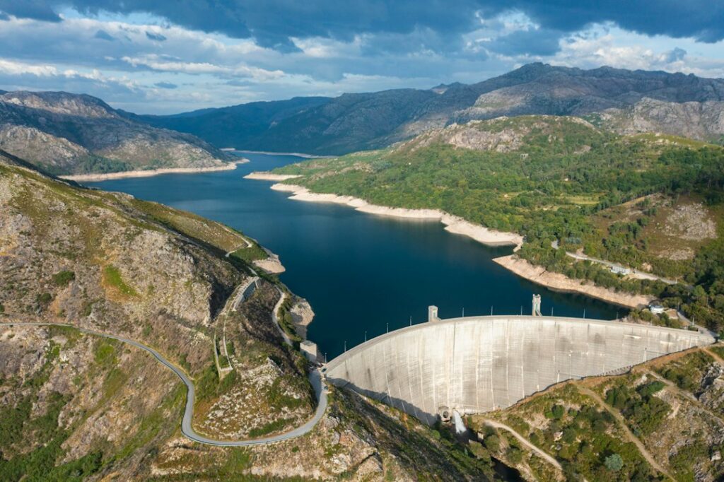 Represa hidroeléctrica con bajo nivel de agua durante la temporada seca