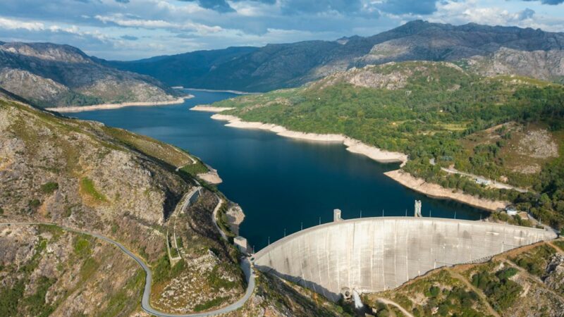 Represa hidroeléctrica con bajo nivel de agua durante la temporada seca