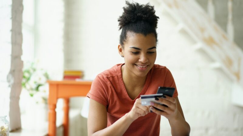 Aplicación de banca digital de Nu Colombia sobre un teléfono móvil, representación visual de su operación
