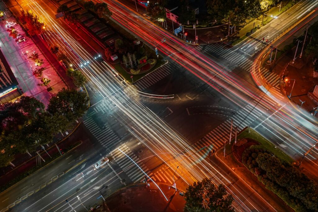 Semáforo en una intersección de una avenida urbana con tráfico de vehículos