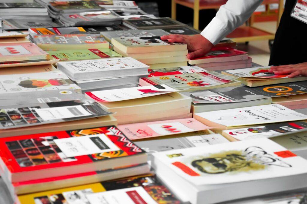 Asistentes en un stand de la Fiesta del Libro y la Cultura de Medellín, escenario donde el escritor David Silva Rojas presentó su novela