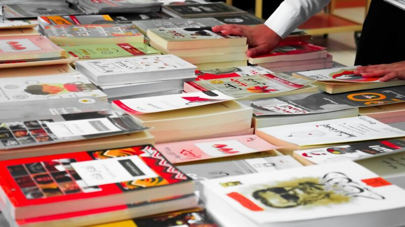 Asistentes en un stand de la Fiesta del Libro y la Cultura de Medellín, escenario donde el escritor David Silva Rojas presentó su novela