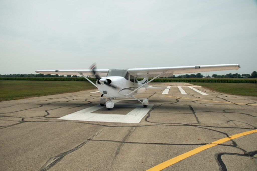 Avioneta Cessna de un solo motor, tipo de aeronave similar a la que se accidentó en el Parque Nacional Tatamá, en el Chocó