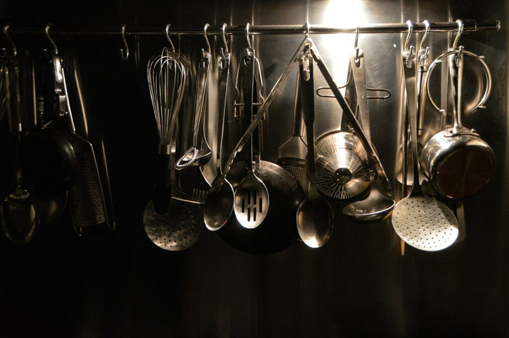 Olla a presión multifuncional sobre una encimera de cocina