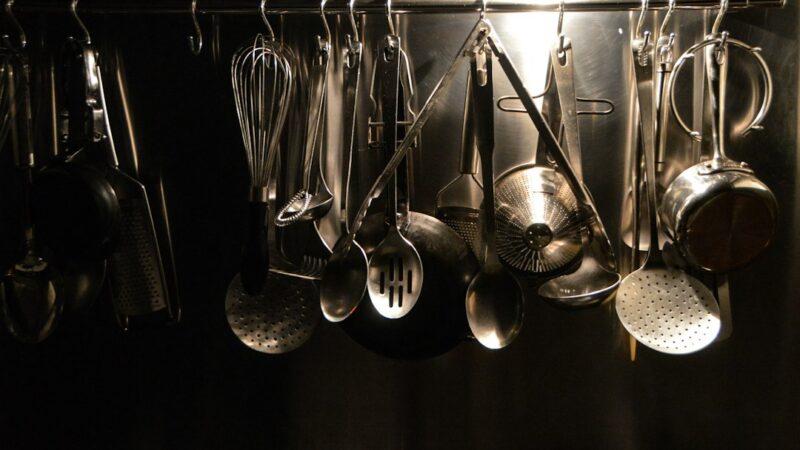 Olla a presión multifuncional sobre una encimera de cocina