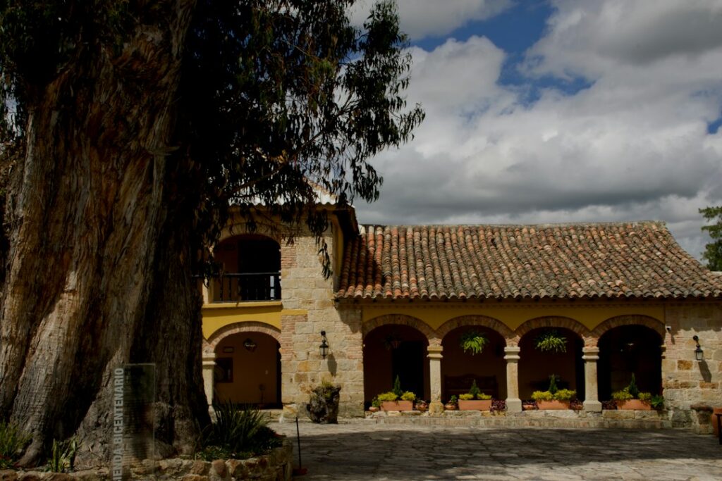 Fachada restaurada de una casona de comienzos del siglo XX en el barrio Prado de Medellín