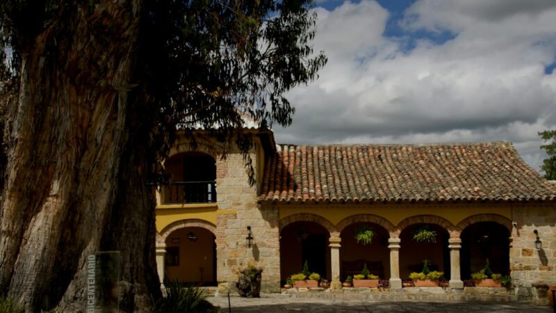 Fachada restaurada de una casona de comienzos del siglo XX en el barrio Prado de Medellín