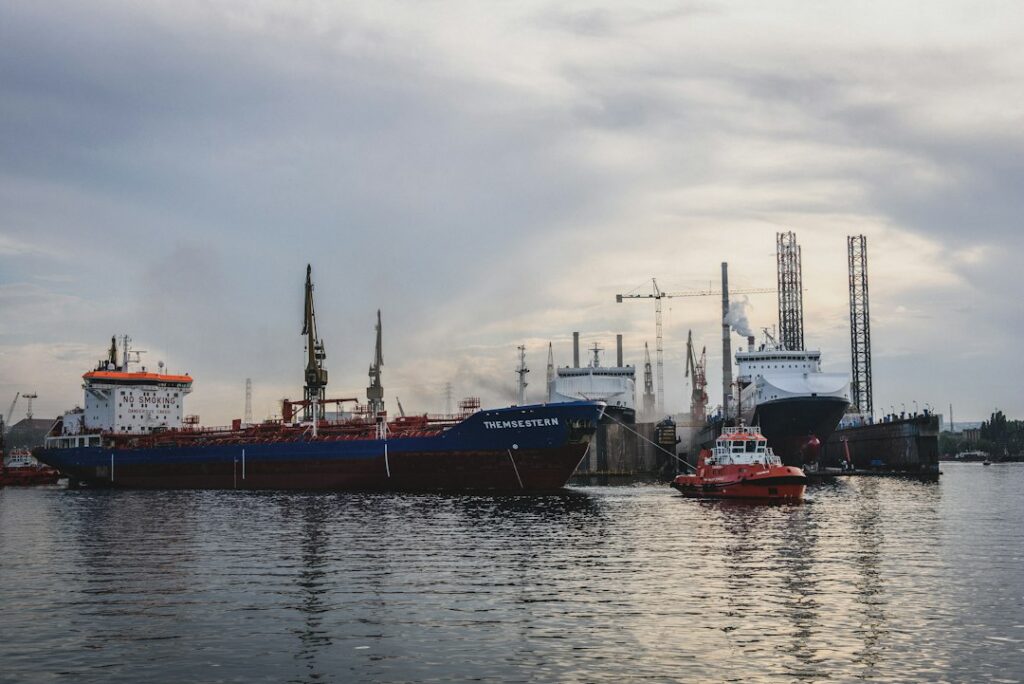Dique flotante en un astillero durante labores de construcción y reparación naval