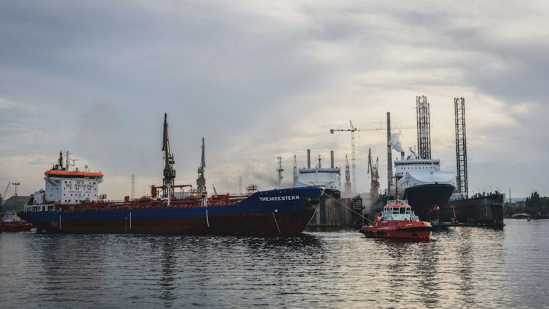 Dique flotante en un astillero durante labores de construcción y reparación naval