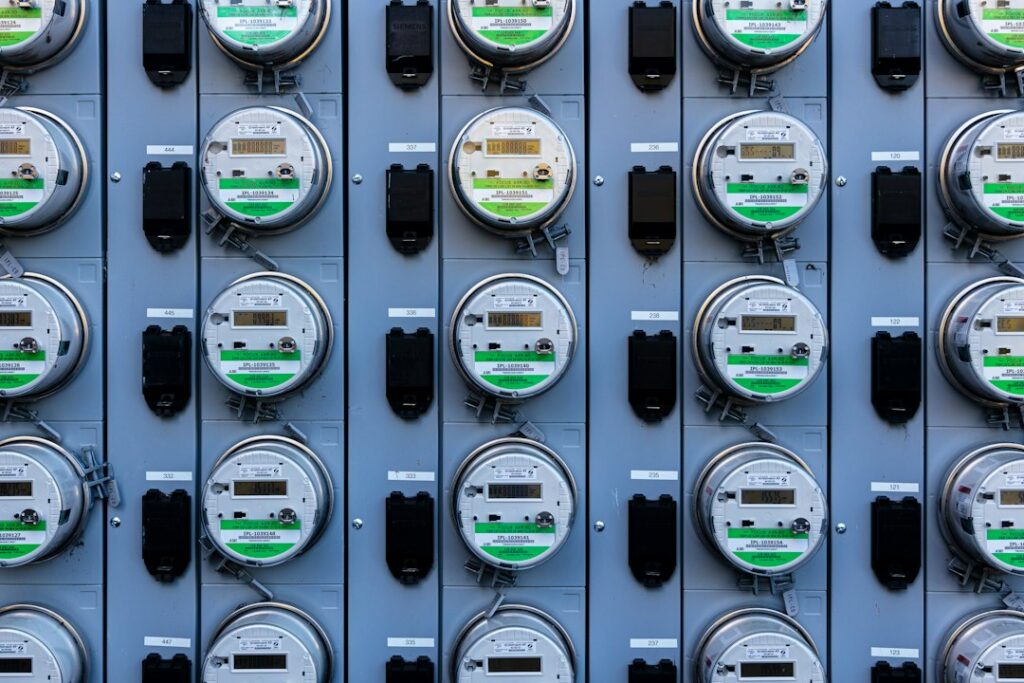 Medidor de consumo eléctrico instalado en una vivienda, símbolo del costo de la energía en el hogar