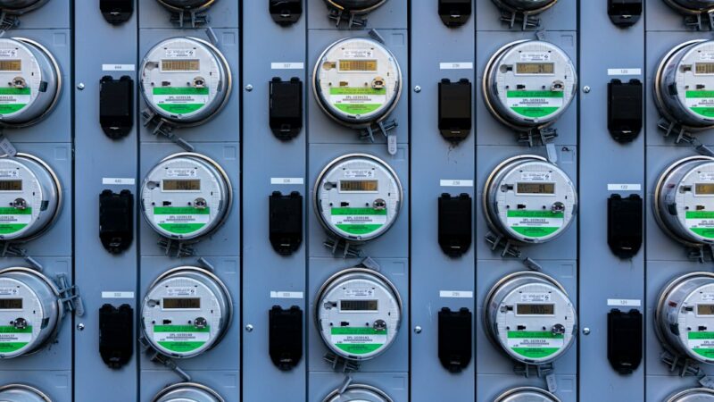 Medidor de consumo eléctrico instalado en una vivienda, símbolo del costo de la energía en el hogar