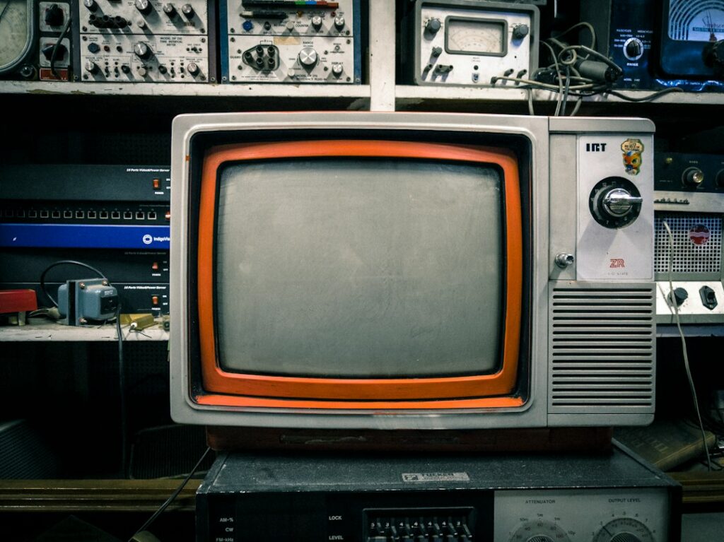 Televisión antigua encendida en una sala, símbolo de la nostalgia que explota la industria del entretenimiento con reboots y revivals