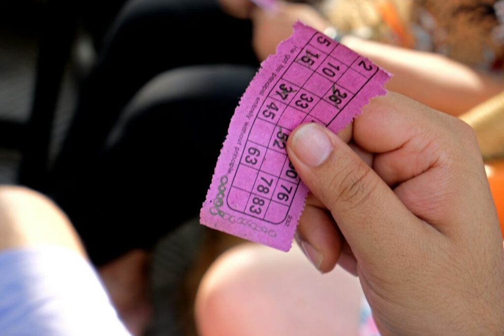 Boletos de lotería y números ganadores sobre una mesa, imagen alusiva a los resultados del Baloto y las loterías de Boyacá y del Cauca