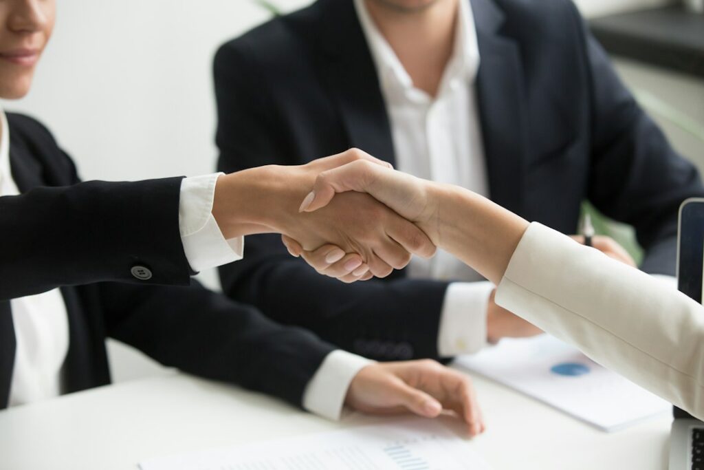 Representación del encuentro diplomático entre autoridades de Colombia y Emiratos Árabes Unidos para discutir cooperación en energía e infraestructura.