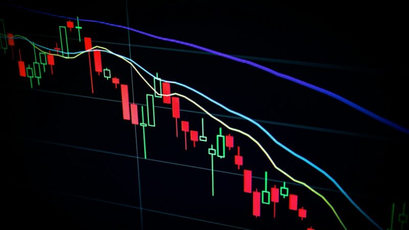 Gráficos y datos financieros en pantalla de un mercado, en referencia al alza de las tasas de la deuda pública de Colombia