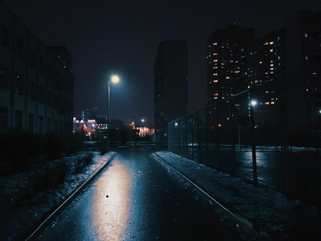 Edificios y calles de una gran ciudad en la noche durante un corte de energía.