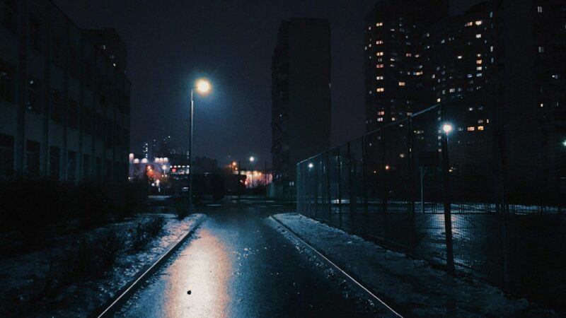Edificios y calles de una gran ciudad en la noche durante un corte de energía.