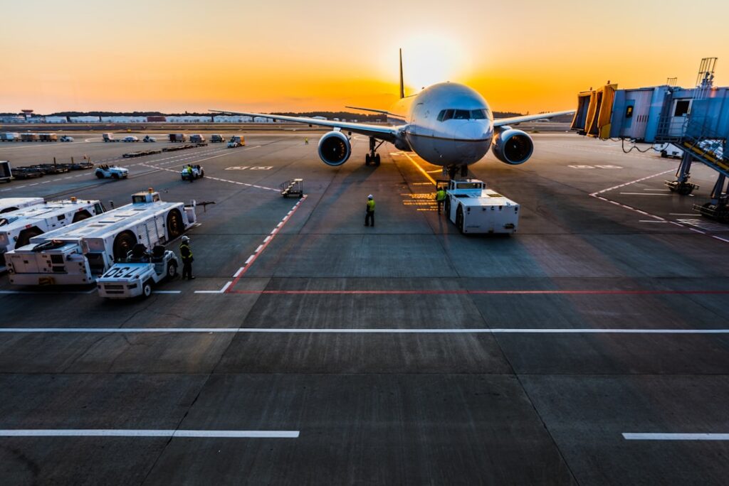 Un avión comercial despegan pasajeros en la terminal de un aeropuerto antes de un vuelo.